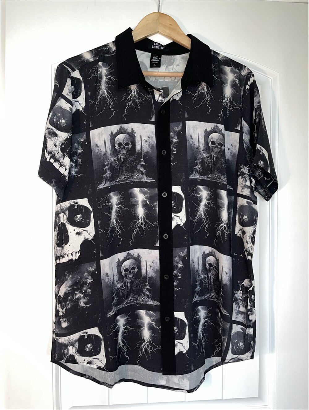 Social Collision Men's M Black White Skull Graphic Print Button-Up Shirt Rayon